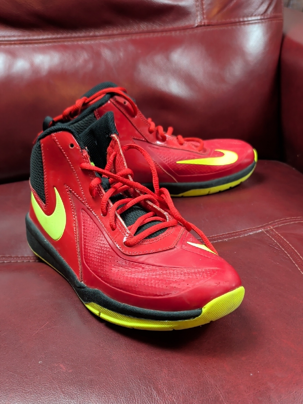 Boy's NIKE TEAM HUSTLE D7 Size 7
